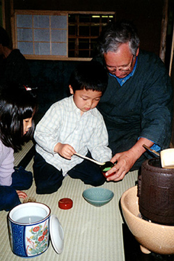 Japanische Kinder - deutscher Teelehrer
